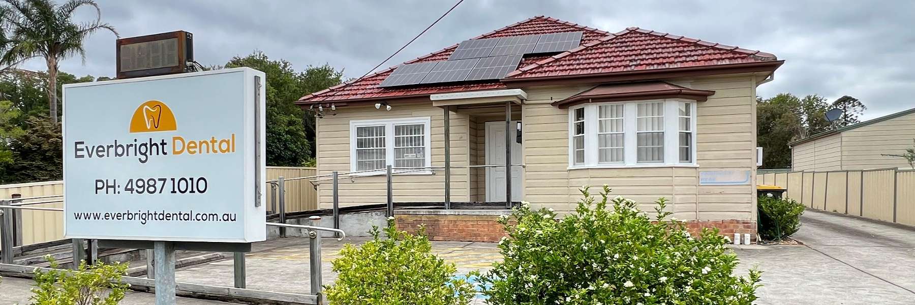 Signage and outside view of Everbright Dental in Raymond Terrace